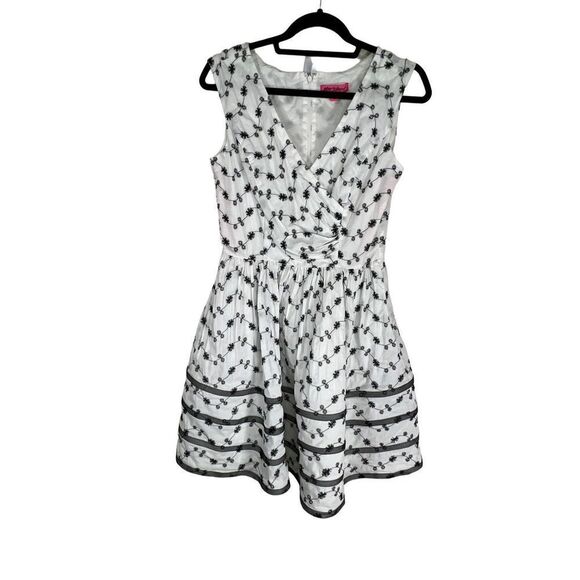 Betsey Johnson Women's Sleeveless Floral Embroidered Fit Flare Dress - Picture 1 of 6